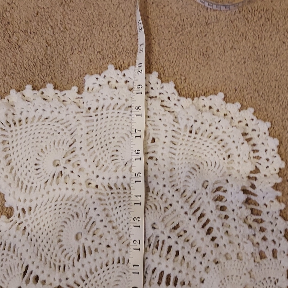 Vintage Set of Two Crochet White Dollies Pineapple Leaf Motif - Picture 4 of 8